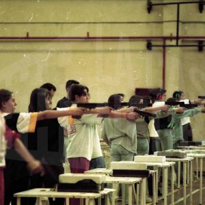 Varias tiradoras en una competición de tiro con pistola en Aranjuez