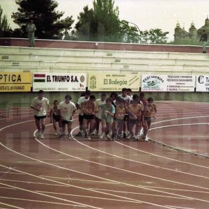 Varios atletas durante una carrera en el Estadio Municipal del Deleite en Aranjuez