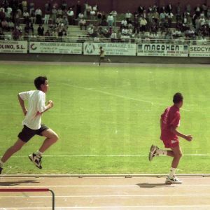 Dos atletas durante una carrera en el Estadio Municipal del Deleite en Aranjuez