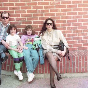 Maribel Talavera con su marido y sus hijas