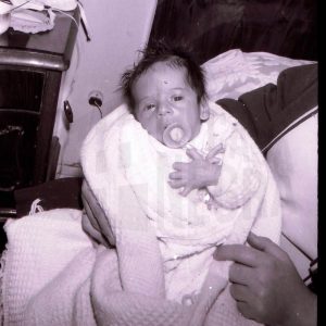 José Luis Talavera Gálvez con mes y medio, con chupete y envuelto en una toquilla