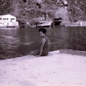 Una mujer frente al mar en Calpe