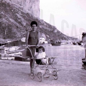 Una mujer con un niño en Calpe