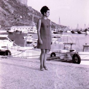 Una mujer frente al mar en Calpe