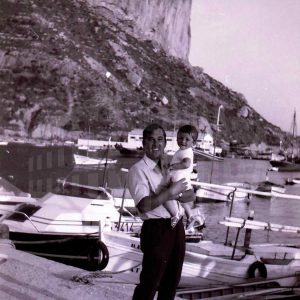 Un hombre con un niño en Calpe