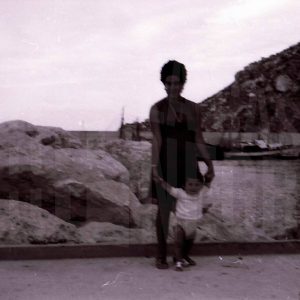 Visión borrosa de una mujer con un niño en Calpe