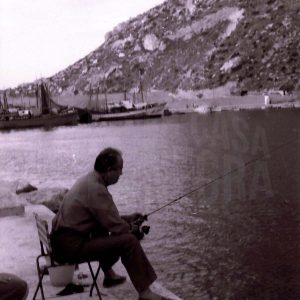 Hombre pescando frente al mar en Calpe
