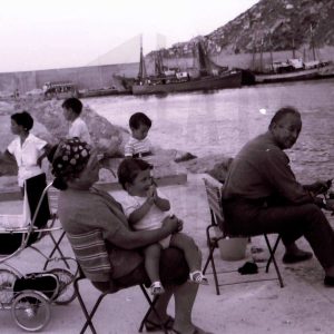 Personas frente al mar en Calpe