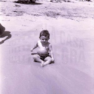 Niño sentado en la orilla del mar en Calpe