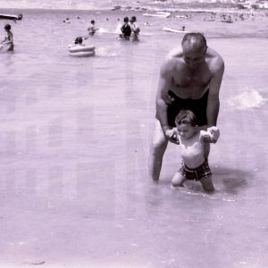 Hombre con un niño en la orilla del mar en Calpe