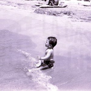 Niño en la orilla del mar en Calpe