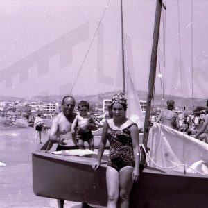 Una mujer con un niño en la playa de Calpe