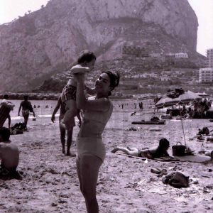 Una mujer con un niño en la playa de Calpe
