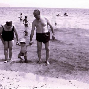 Varias personas en la playa de Calpe