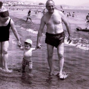 Varias personas en la playa de Calpe