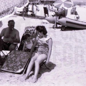 Varias personas en la playa de Calpe