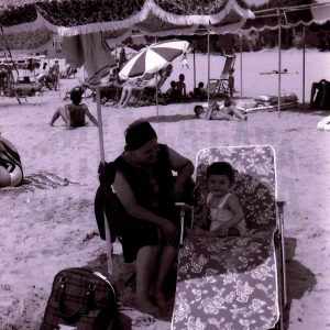 Varias personas en la playa de Calpe