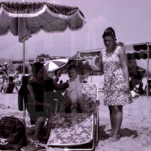 Varias personas en la playa de Calpe