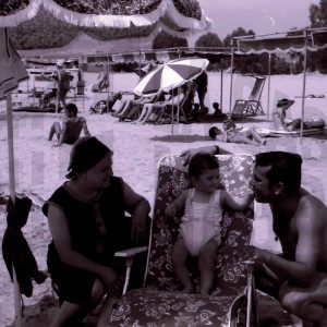 Varias personas en la playa de Calpe