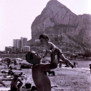 Un hombre con un niño en la playa de Calpe