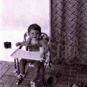 Niño en un patio con juguetes