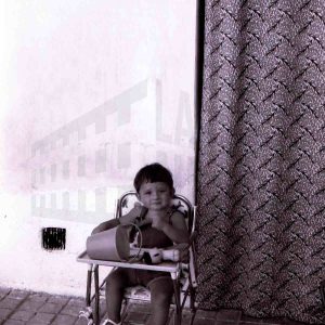 Niño en un patio con juguetes