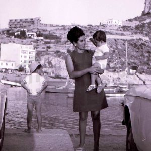 Una mujer con un niño en la playa de Calpe