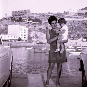 Una mujer con un niño en la playa de Calpe