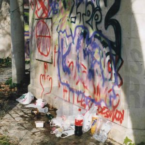 Graffitis y restos de un botellón en Aranjuez