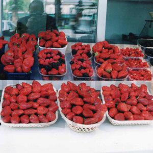 Cestas de fresas y espárragos en un puesto de venta en Aranjuez