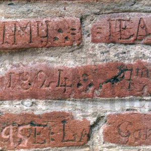 Grabados en los ladrillos del Palacio Real de Aranjuez