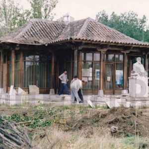Oficina de Turismo de Aranjuez en obras y busto de Santiago Rusiñol