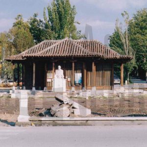 Oficina de Turismo de Aranjuez en obras y busto de Santiago Rusiñol