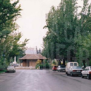 Calle del Príncipe de Aranjuez con la Oficina de Turismo en obras