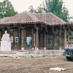 Oficina de Turismo de Aranjuez en obras y busto de Santiago Rusiñol