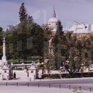 Plaza de Santiago Rusiñol de Aranjuez en obras con el Jardín del Parterre y el Palacio Real al fondo