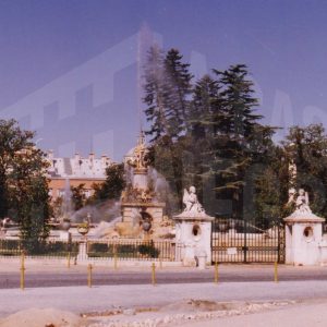 Entrada al Jardín del Parterre de Aranjuez con la Fuente de Hércules y Anteo y el Palacio Real al fondo