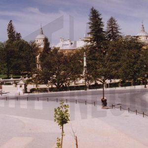 Entrada al Jardín del Parterre de Aranjuez con la Fuente de Hércules y Anteo y el Palacio Real al fondo