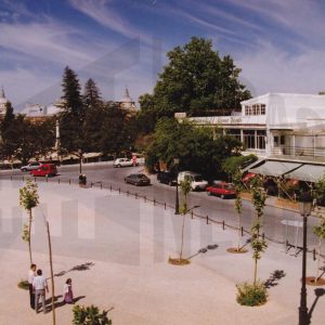 Plaza de Santiago Rusiñol de Aranjuez con el Jardín del Parterre y Palacio Real y a la derecha el Restaurante Rana Verde