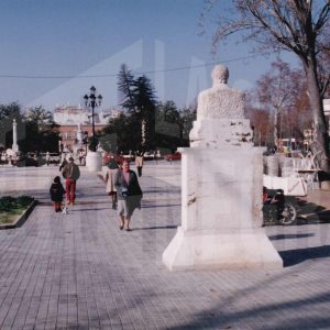 Plaza de Santiago Rusiñol con el busto del pintor y el Jardín del Parterre y el Palacio Real de Aranjuez al fondo