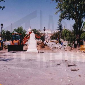 Obras en la Plaza de Rusiñol y busto de Santiago Rusiñol en la Calle Príncipe de Aranjuez