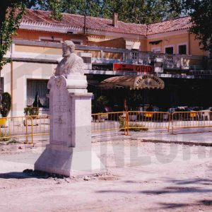Obras en la Plaza de Rusiñol y busto de Santiago Rusiñol en la Calle Príncipe de Aranjuez