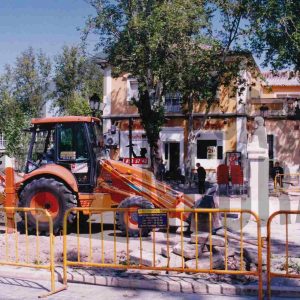 Obras en la Plaza de Rusiñol y busto de Santiago Rusiñol en la Calle Príncipe de Aranjuez