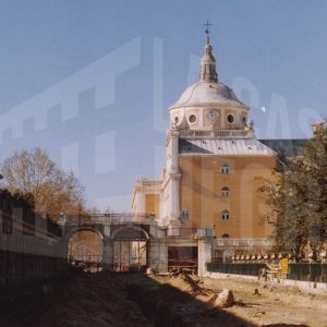 Avenida de Palacio en obras con el Palacio Real, el Jardín del Parterre y las arcadas de la Casa de Oficios de Aranjuez