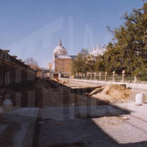 Avenida de Palacio en obras con el Palacio Real, el Jardín del Parterre y las arcadas de la Casa de Oficios de Aranjuez