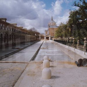 Avenida de Palacio en obras con el Palacio Real, el Jardín del Parterre y las arcadas de la Casa de Oficios de Aranjuez
