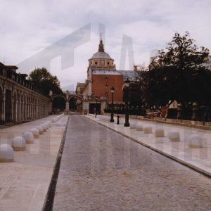 Avenida de Palacio en obras con el Palacio Real, el Jardín del Parterre y las arcadas de la Casa de Oficios de Aranjuez