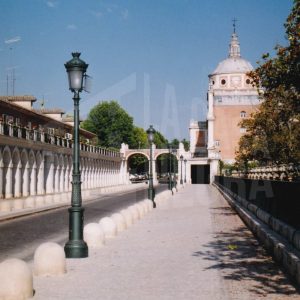 Avenida de Palacio en obras con el Palacio Real, el Jardín del Parterre y las arcadas de la Casa de Oficios de Aranjuez