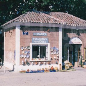 Puesto de venta de recuerdos y cerámicas en la entrada norte de Aranjuez