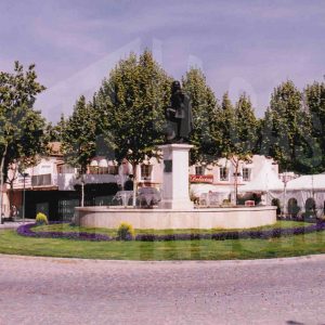 Glorieta de Fernando VI en Aranjuez. Al fondo Restaurante Delicias